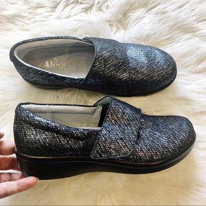 Alegria Lauryn Metallic Cross Strap Comfort Shoes